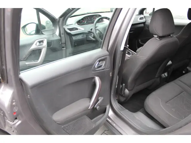 Peugeot 2008 1.2 PureTech Active automaat 2014 Benzine 17