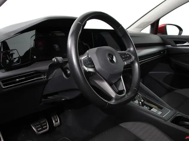 Volkswagen Golf 1.0 eTSI 110pk DSG Active 2022 Benzine 2