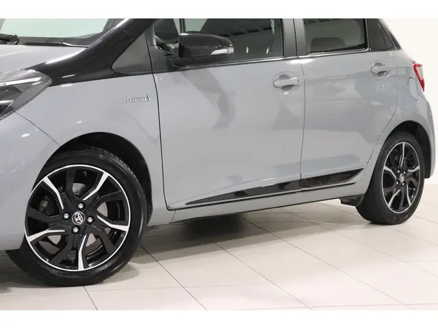 Toyota Yaris 1.5 Hybrid Bi-Tone, 2018 Hybride Benzine 12