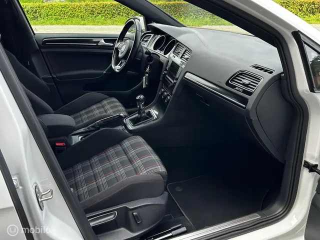 Volkswagen Golf 2.0 GTI AIRCO/CAMERA/MF-STUUR 2017 Benzine 5