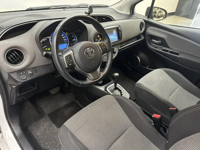Toyota Yaris 1.5 Hybrid Comfort 2015 Hybride Benzine 7