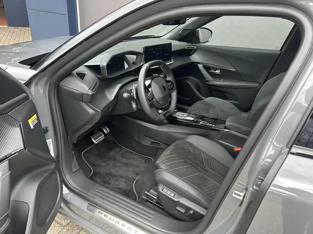 Peugeot 2008 1.2 Hybrid 145 GT 2025 Hybride Benzine 8
