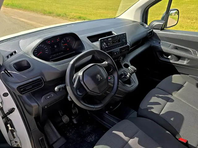 Peugeot Partner 1.2 PureTech Premium 2022 Benzine 20