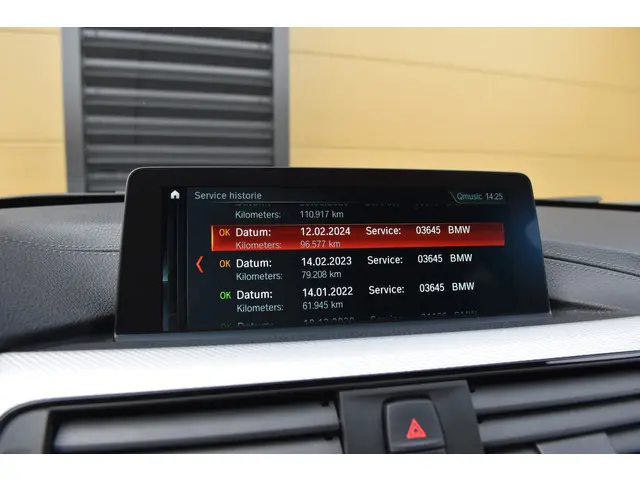 BMW 3 Serie Touring 320i High Executive 2018 Benzine 26