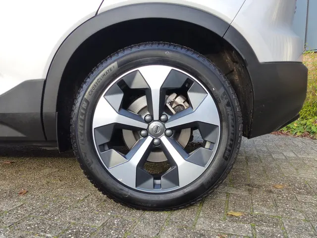 Volvo XC40 B4 Plus Dark 2025 Benzine 25