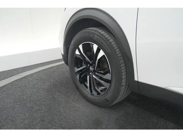 Peugeot 2008 PureTech 130 Allure 2020 Benzine 17