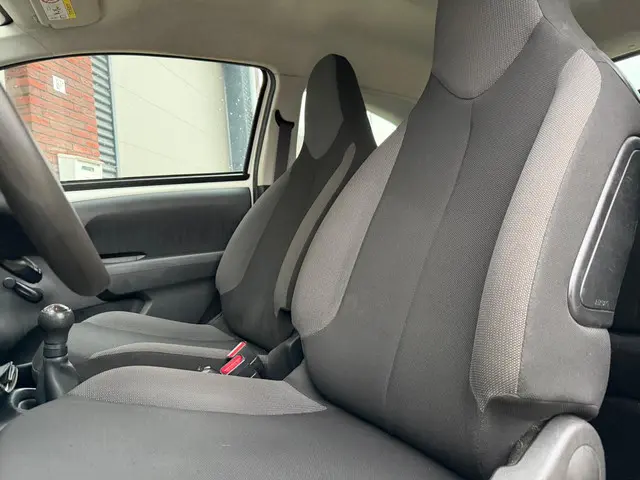 Toyota Aygo 1.0 VVT-i x / LED / NAP 2017 Benzine 4