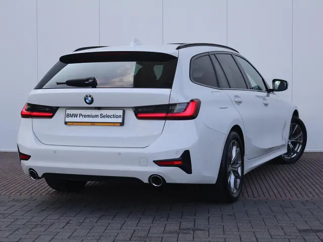 BMW 3 Serie Touring 320i Executive Edition 2020 Benzine 6