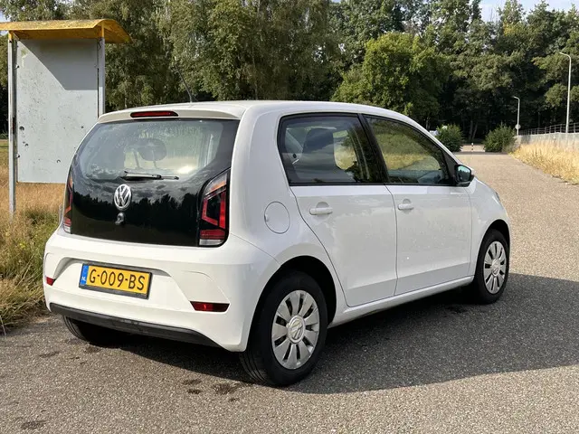 Volkswagen up! 1.0 BMT move up! 2019 Benzine 2