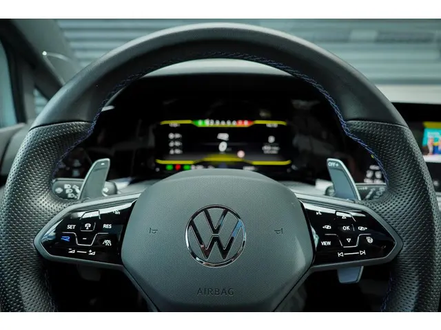 Volkswagen Golf 2.0 TSI R 4Motion 2023 Benzine 16