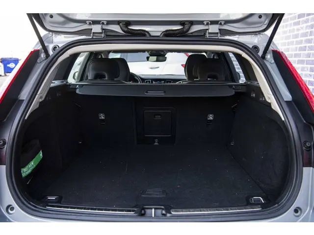 Volvo V60 2.0 B3 Essential Edition 2023 Benzine 26