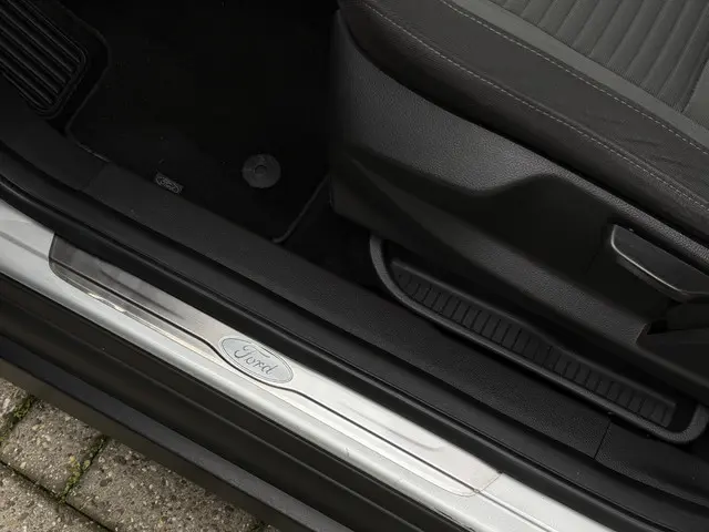 Ford C-MAX 1.5 Titanium 2018 Benzine 35