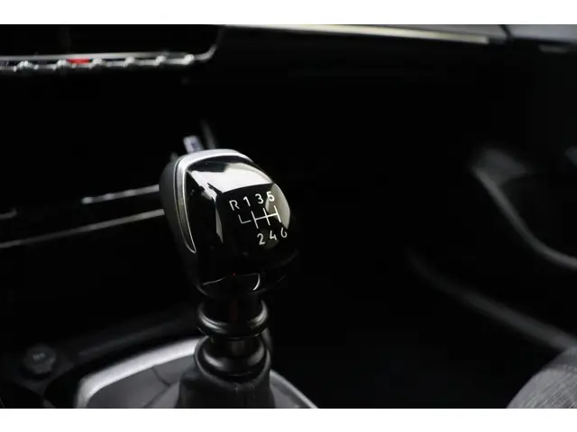 Peugeot 208 1.2 PureTech 100 Allure 2024 Benzine 19