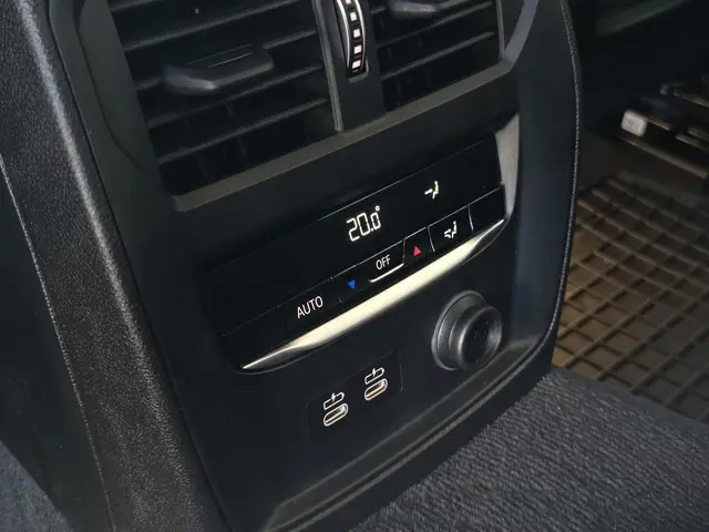 BMW 3 Serie 320i Executive Edition 2019 Benzine 25