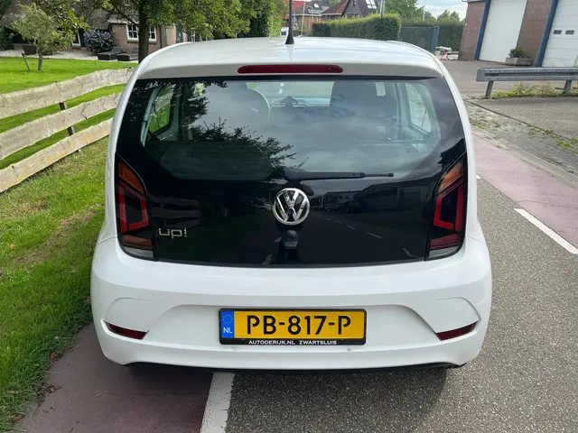 Volkswagen up! 1.0 BMT move up! 2017 Benzine 10