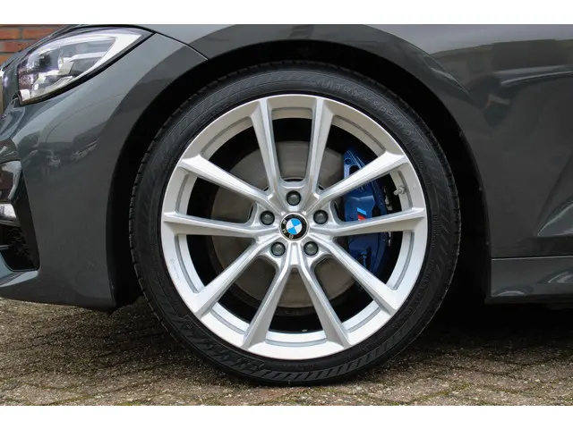 BMW 3 Serie 330i High Executive Edition 2019 Benzine 33