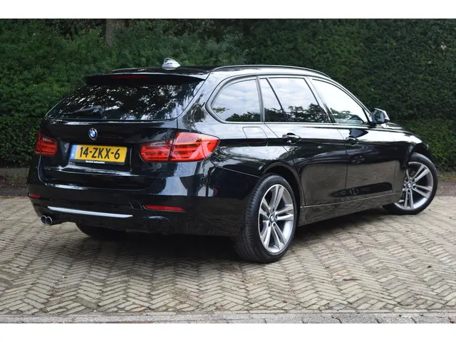 BMW 3 Serie Touring 328i High Executive 2013 Benzine 2