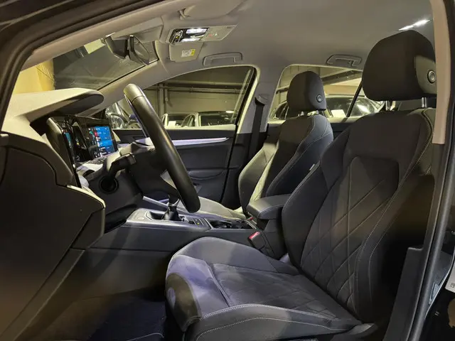 Volkswagen Golf 1.0 TSI Life Business 2023 Benzine 23