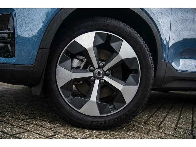 Volvo XC40 2.0 B4 Plus Dark 2025 Benzine 32