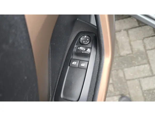 Peugeot 208 1.2 VTi Urban Soul 2013 Benzine 12