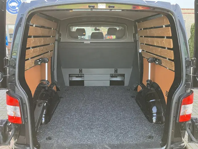 Volkswagen Transporter 2.0 TDI L2H1 DC 2015 Diesel 26