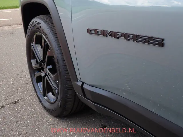 Jeep Compass 4XE 240 PHEV Upland 2023 Hybride Benzine 32
