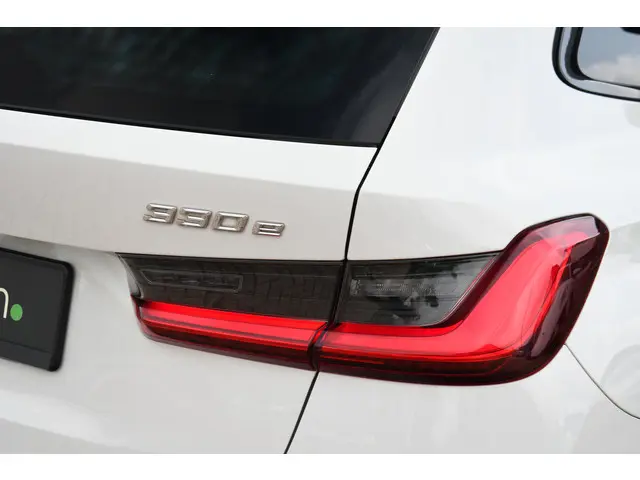 BMW 3 Serie Touring 330e M-Sport 2020 Hybride Benzine 54