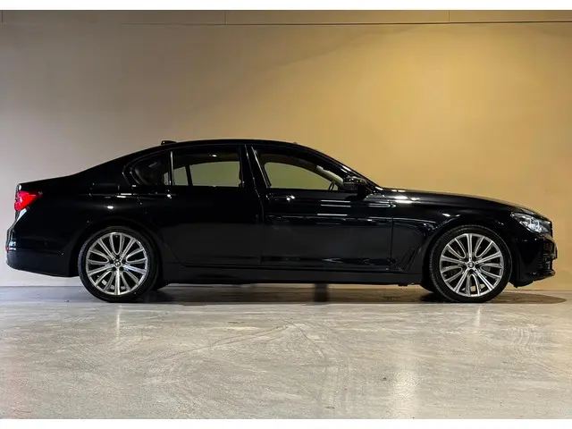 BMW 7 Serie 750i xDrive 2017 Benzine 7