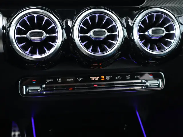 Mercedes-Benz GLB 200 AMG line 2020 Benzine 30