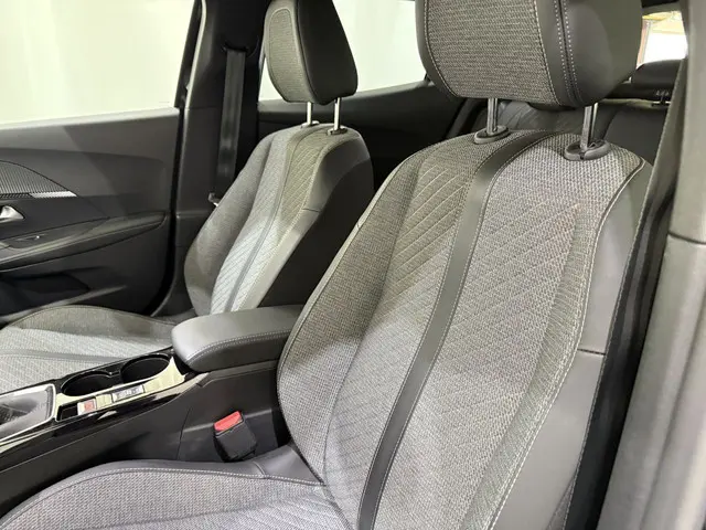Peugeot 2008 1.2 PureTech 100 Allure 2023 Benzine 26