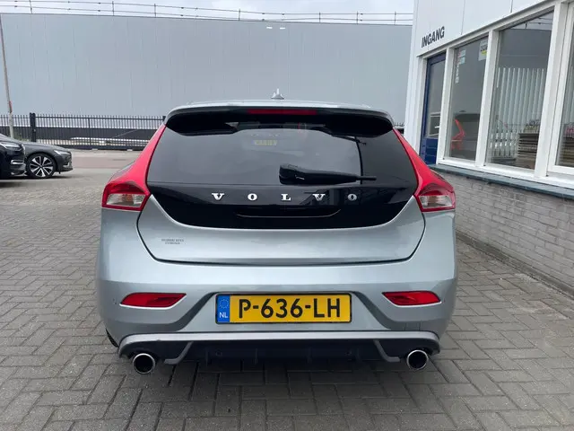 Volvo V40 2.0 T3 R-Design 2015 Benzine 8