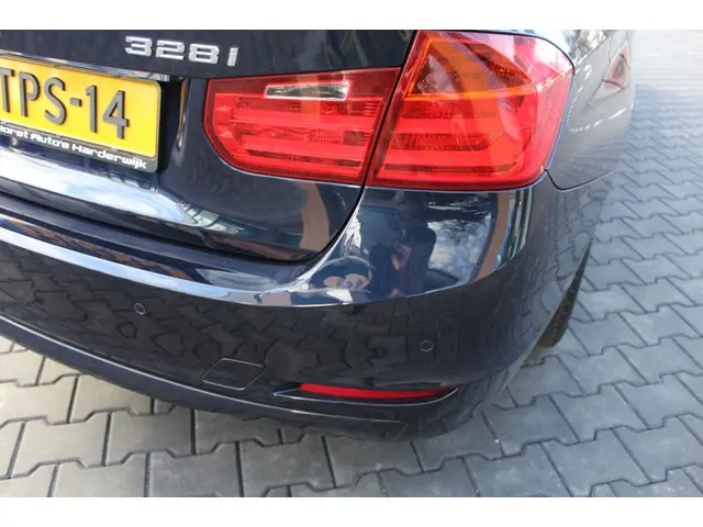 BMW 3 Serie 328i Executive 2014 Benzine 25
