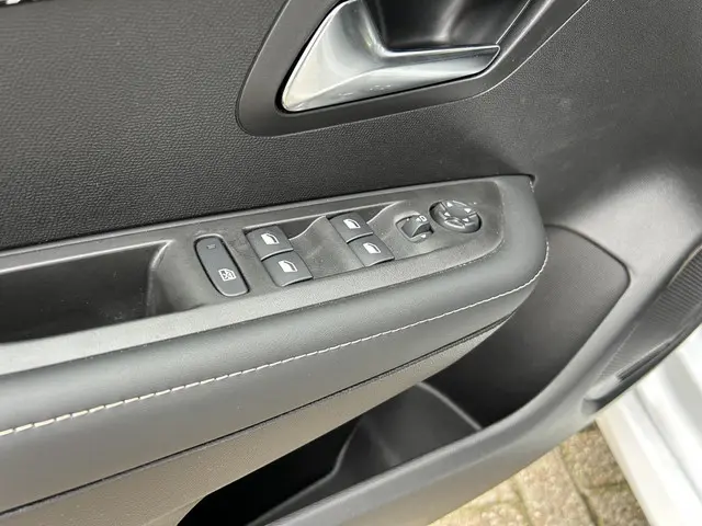 Peugeot 208 1.2 Turbo 100 PK Allure 2025 Benzine 28