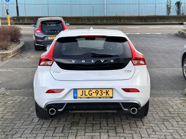 Volvo V40 2.0 T2 R-Design 2016 Benzine 3