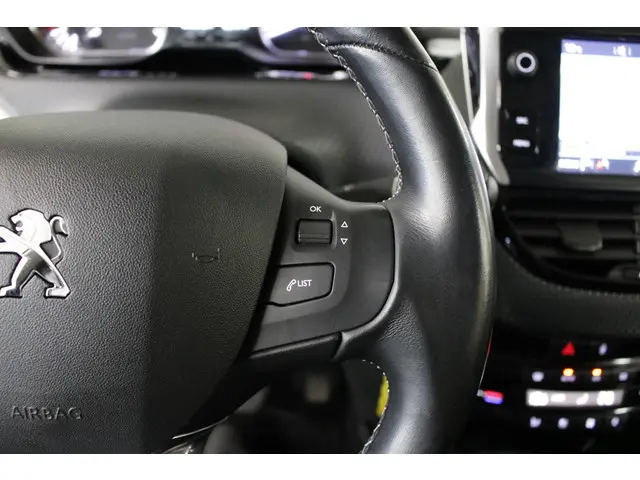 Peugeot 2008 1.2 PureTech Allure 110 PK. 2018 Benzine 19