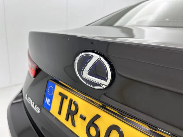Lexus IS 300h Limited 2015 Hybride Benzine 29