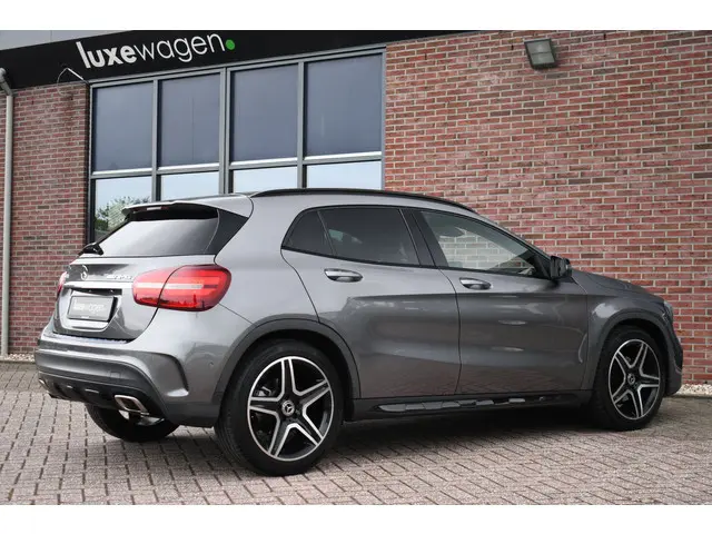 Mercedes-Benz GLA 180 AMG Night 2019 Benzine 32