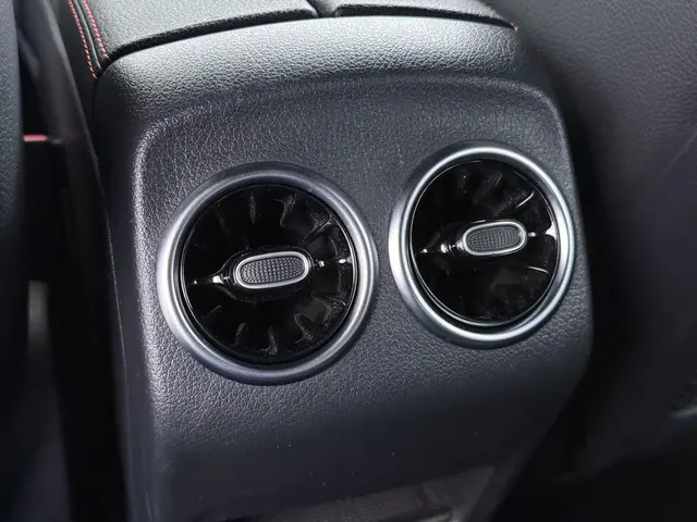 Mercedes-Benz GLA 180 AMG line 2021 Benzine 18