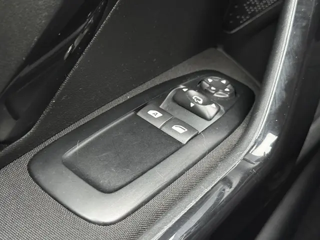 Peugeot 208 1.2 VTi Envy 2013 Benzine 12