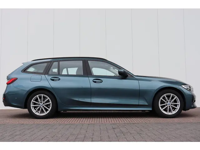 BMW 3 Serie Touring 318i Executive Edition 2020 Benzine 4