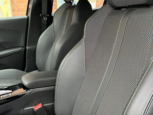 Peugeot e-2008 EV GT 54 kWh 2024 Elektrisch 26