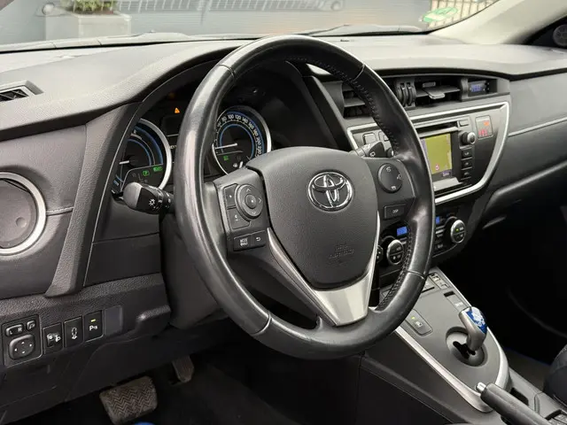Toyota Auris 1.8 Hybrid Executive 2013 Hybride Benzine 12