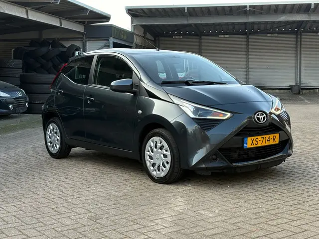 Toyota Aygo 1.0 VVT-i x-play 2019 Benzine 2