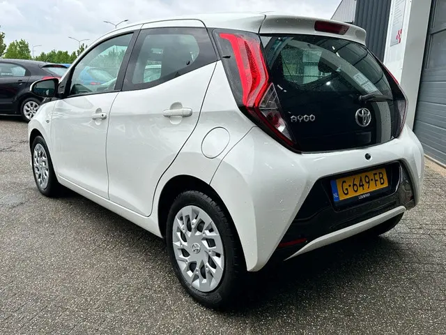 Toyota Aygo 1.0 VVT-i x-play ltd 2019 Benzine 2