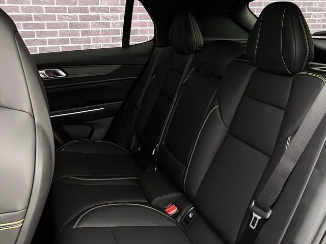 Lynk & Co 01 More 2025 Hybride Benzine 33