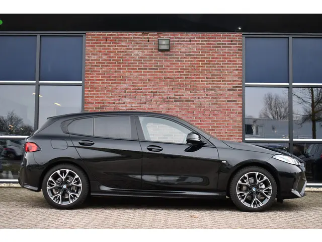 BMW 1 Serie 120 M-Sport 2024 Benzine 42