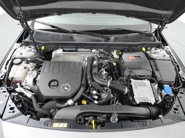 Mercedes-Benz A-Klasse 200 AMG Line 2023 Benzine 14