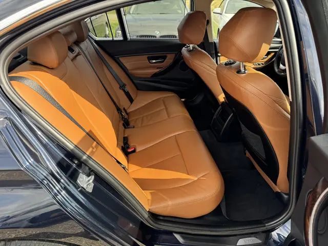 BMW 3 Serie 320i Upgrade Edition 2013 Benzine 32