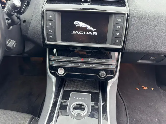 Jaguar XE 2.0 D Portfolio 2016 Diesel 17