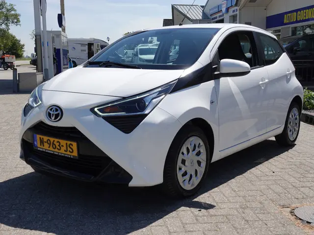 Toyota Aygo 1.0 VVT-i x-play 2021 Benzine 13